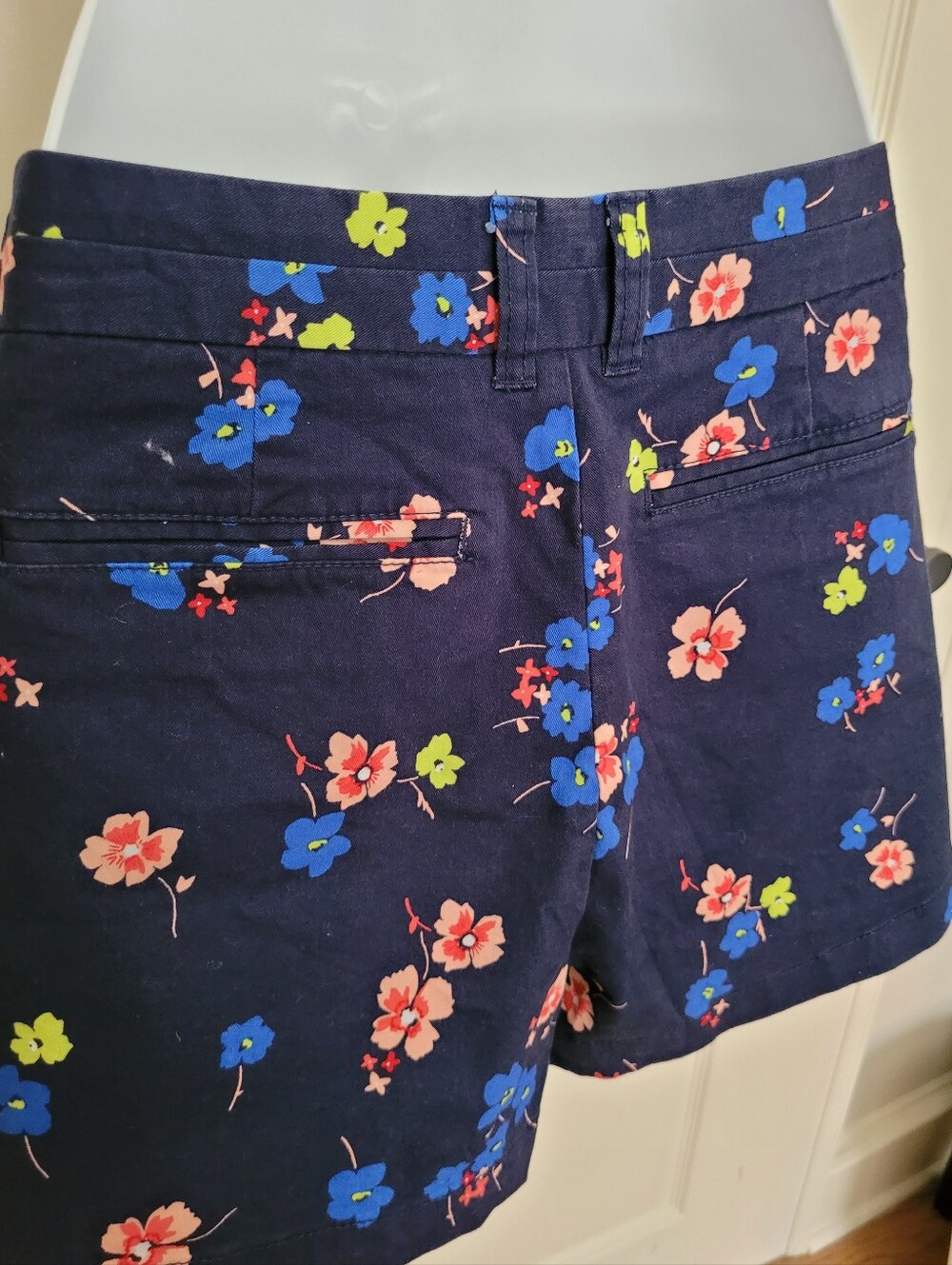 GAP- Khakis by Gap Shorts - Sz 10, Navy & Floral, EUC - Picture 4 of 9
